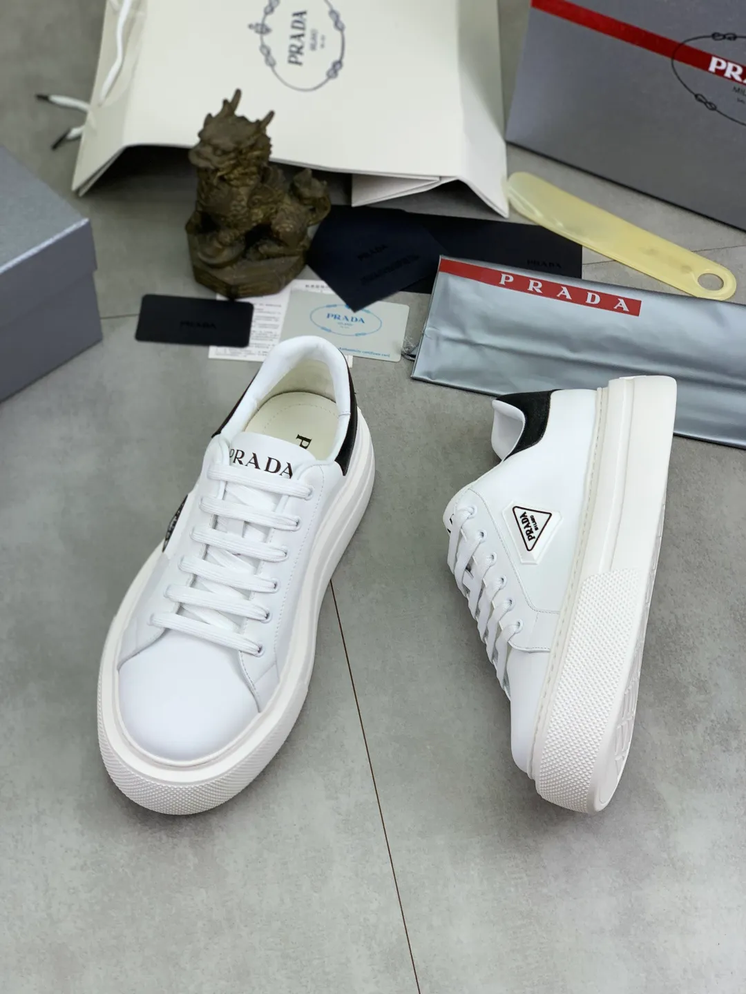 Men's shoes 💰P560💰[New style] popular models are on the official website, 🆘 Trendy brand (Prada) mainly promotes popular models, avant-garde and versatile fashion men's shoes private version mold opening, cowhide surface splicing 1:1.. Fashionable and simple, original imported cowhide lining cowhide feet; the atmosphere and personality are more fashionable, eye-catching and pursuing class. It will subvert the old idea and be a must-have for fashionistas with you! Must keep it for yourself! Tall and comfortable, large and low, high-end quality workmanship. Number of yards: 38-45 4️⃣optional.